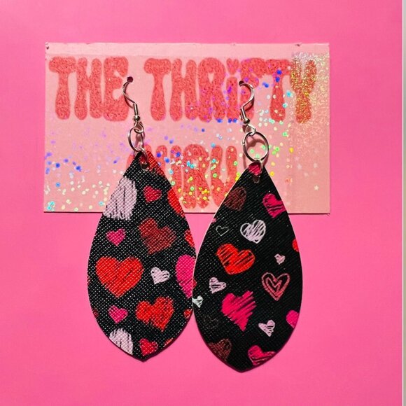 Heartbeat Chic: Stylish Teardrop Earrings! 💖✨ - Picture 2 of 3